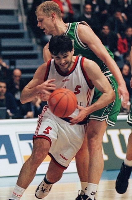 Nando Gentile contro Stombergas nella finale di Eurocup del 14 aprile 1998 a Belgrado